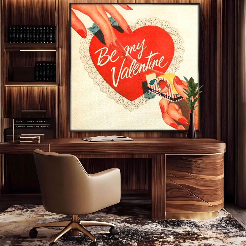 Tablou canvas cu ilustratie retro cu maini si inima, in rama de aluminiu negru, pe perete intr-un birou